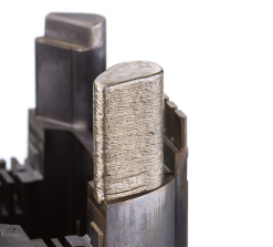 Laser-Reparatur eines gebrochenen Zapfens durch konturnahen Aufbau Laser-Reparatur eines gebrochenen Zapfens durch konturnahen Aufbau